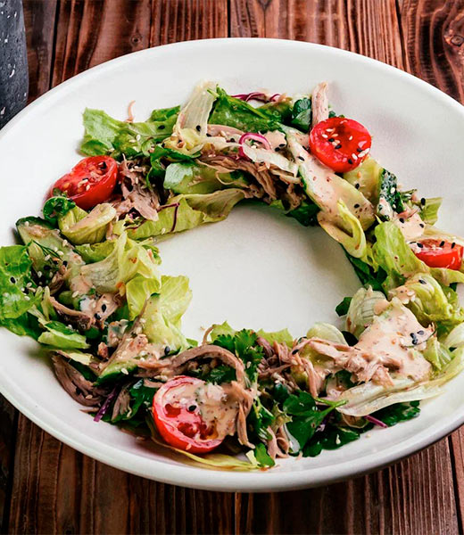 Шеф-салат с уткой и битыми огурцами