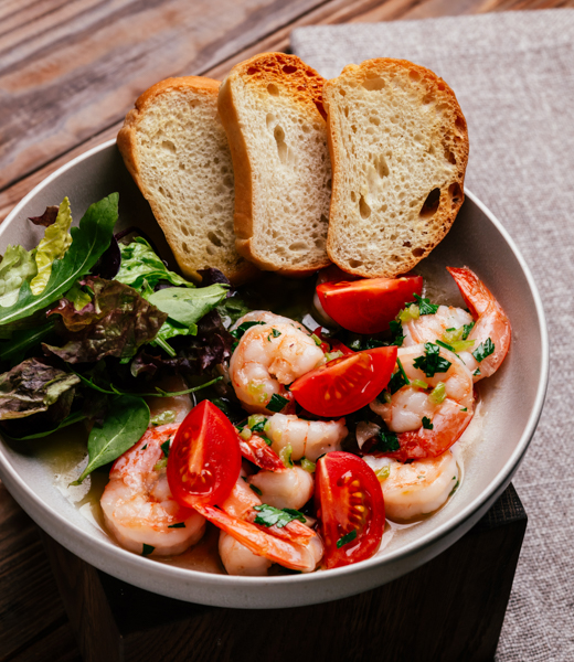 Креветки с чесноком, сельдереем и томатами