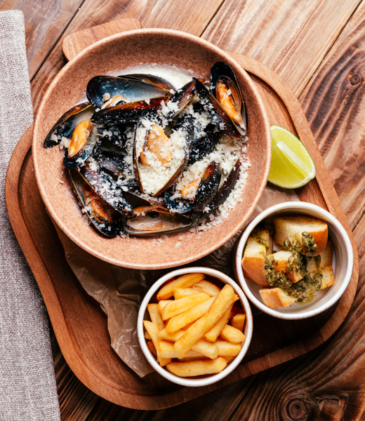 Мидии с соусом горгонзола c гренками и картофелем фри