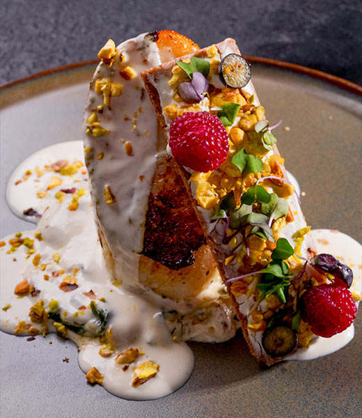 «Попьет» со шпинатным соусом и фисташками