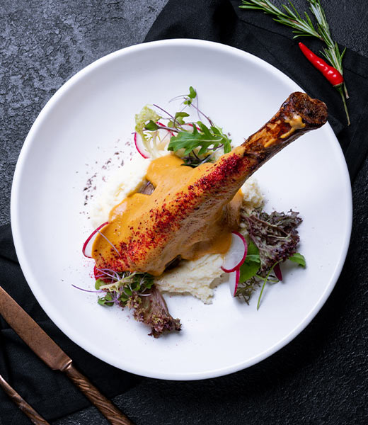 Рулька ягненка с картофельным пюре и мясным соусом