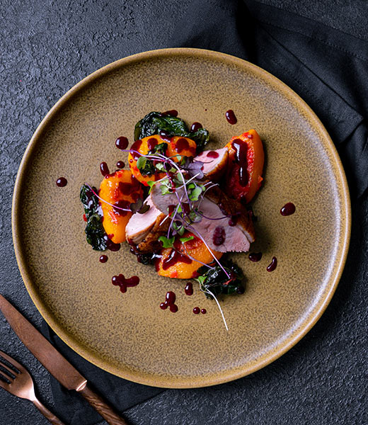 Утиная грудка  с персиками и шпинатом