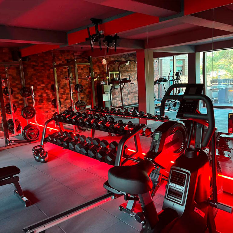 Тренажёрный зал в White Peak Hotel White Peak Hotel Тренажёрный зал