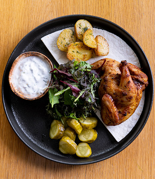 Цыпленок с запеченным картофелем и дзадзики