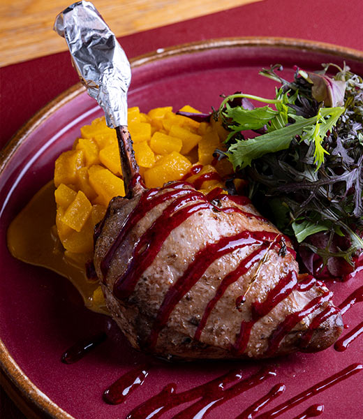 Утиная ножка с яблочным чатни и ягодным соусом