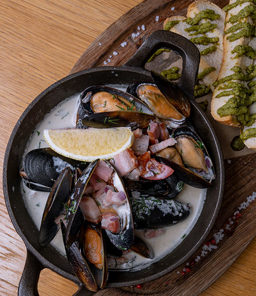 Мидии Черноморские в сливочном соусе с беконом