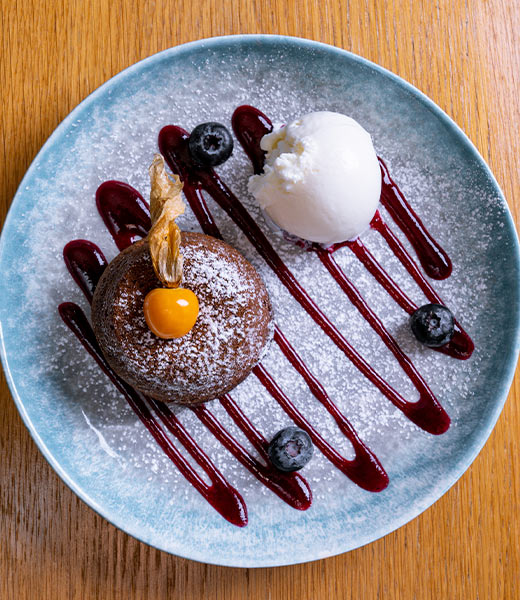 Шоколадный фондан с мороженым