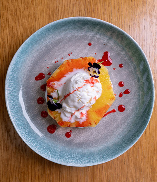 Жареный ананас с мороженым