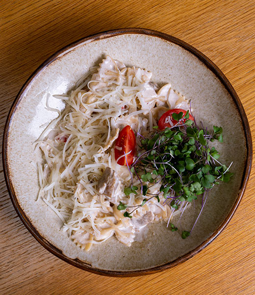 сливочная паста с индейкой и белыми грибами, черри и пармезан