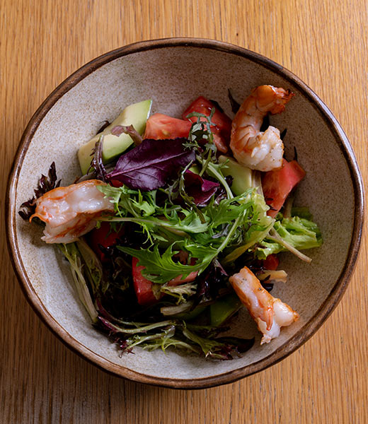 Креветка с авокадо и сладкими томатами