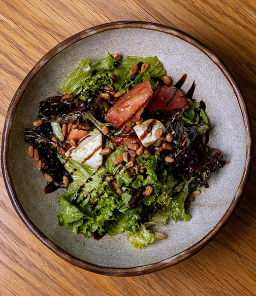 Моцарелла с томатами и соусом Песто