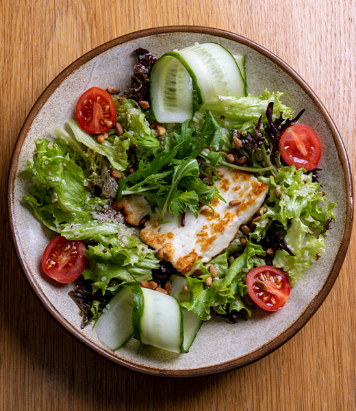 Жареный халуми с киноа и хрустящим салатом