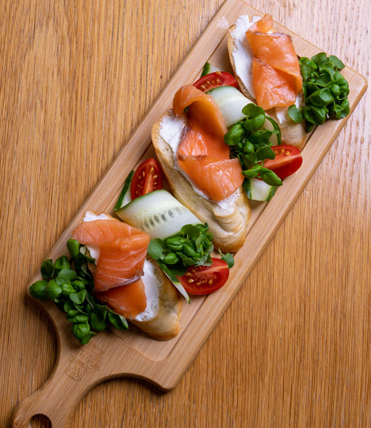 Брускетта с пряным лососем и нежным сыром