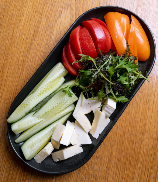 Тарелка свежих овощей с домашним сыром